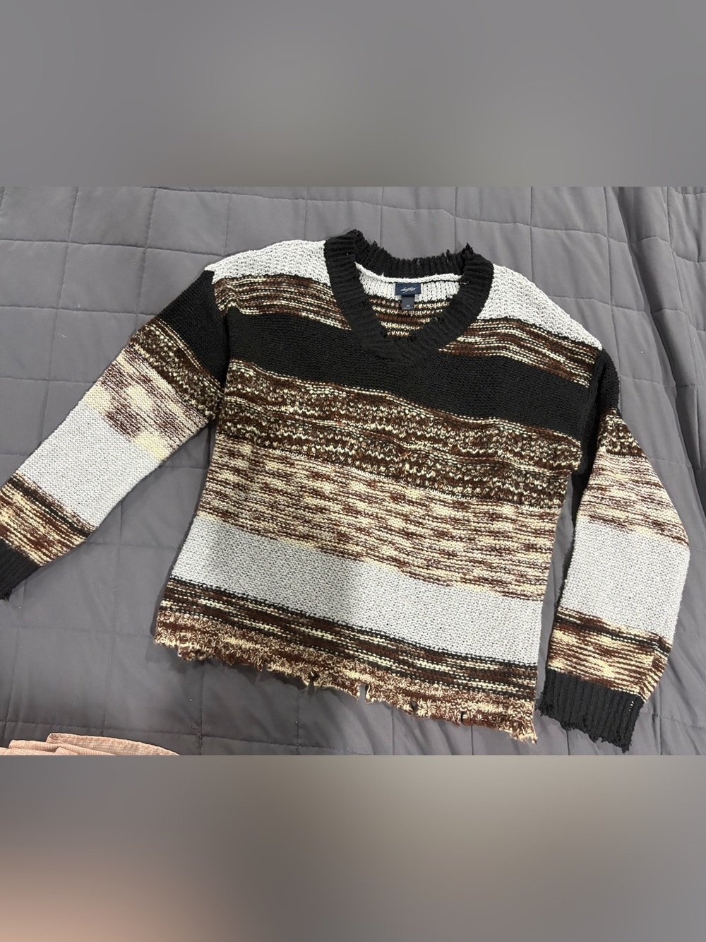Women’s Daytrip distressed v-neck sweater from the buckle sz medium